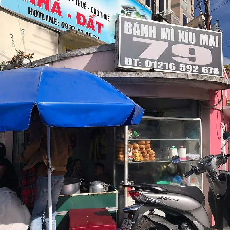 Không gian buổi sáng đông đúc tại quán Bánh Mì Xíu Mại Ri 79