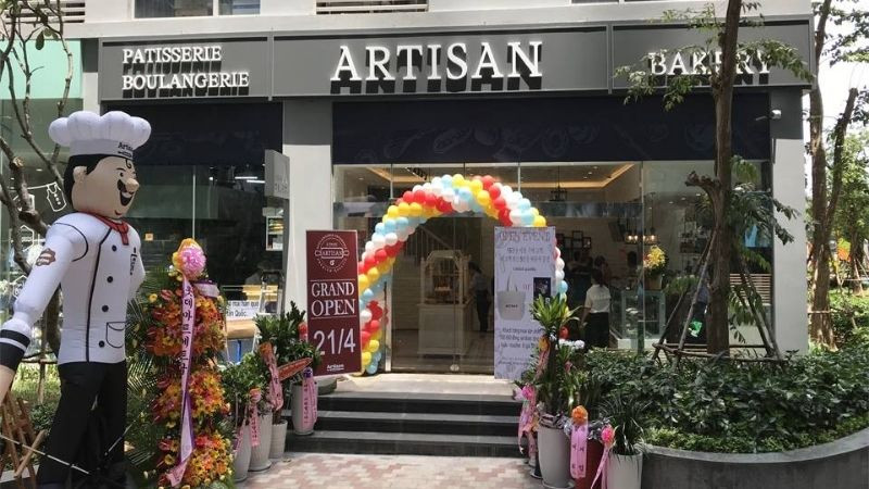 Không gian quán Artisan với thiết kế xanh hiện đại, một tiệm bánh kem quận 7 nổi bật