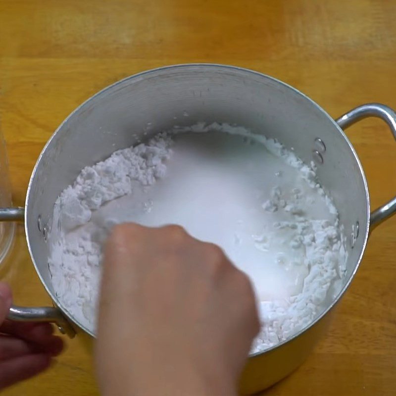 Khuấy bột làm bánh bột lọc trên bếp