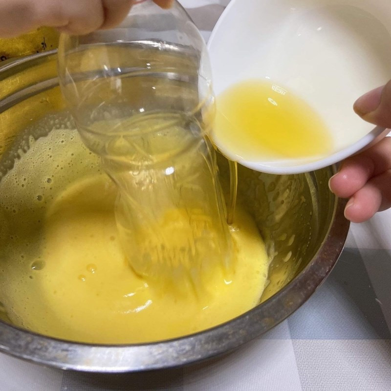Khuấy đều hỗn hợp bột và lòng đỏ trứng cho món bánh bông lan