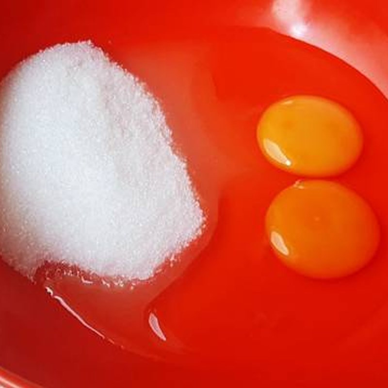 Khuấy đều trứng và đường làm bánh bông lan hình thú