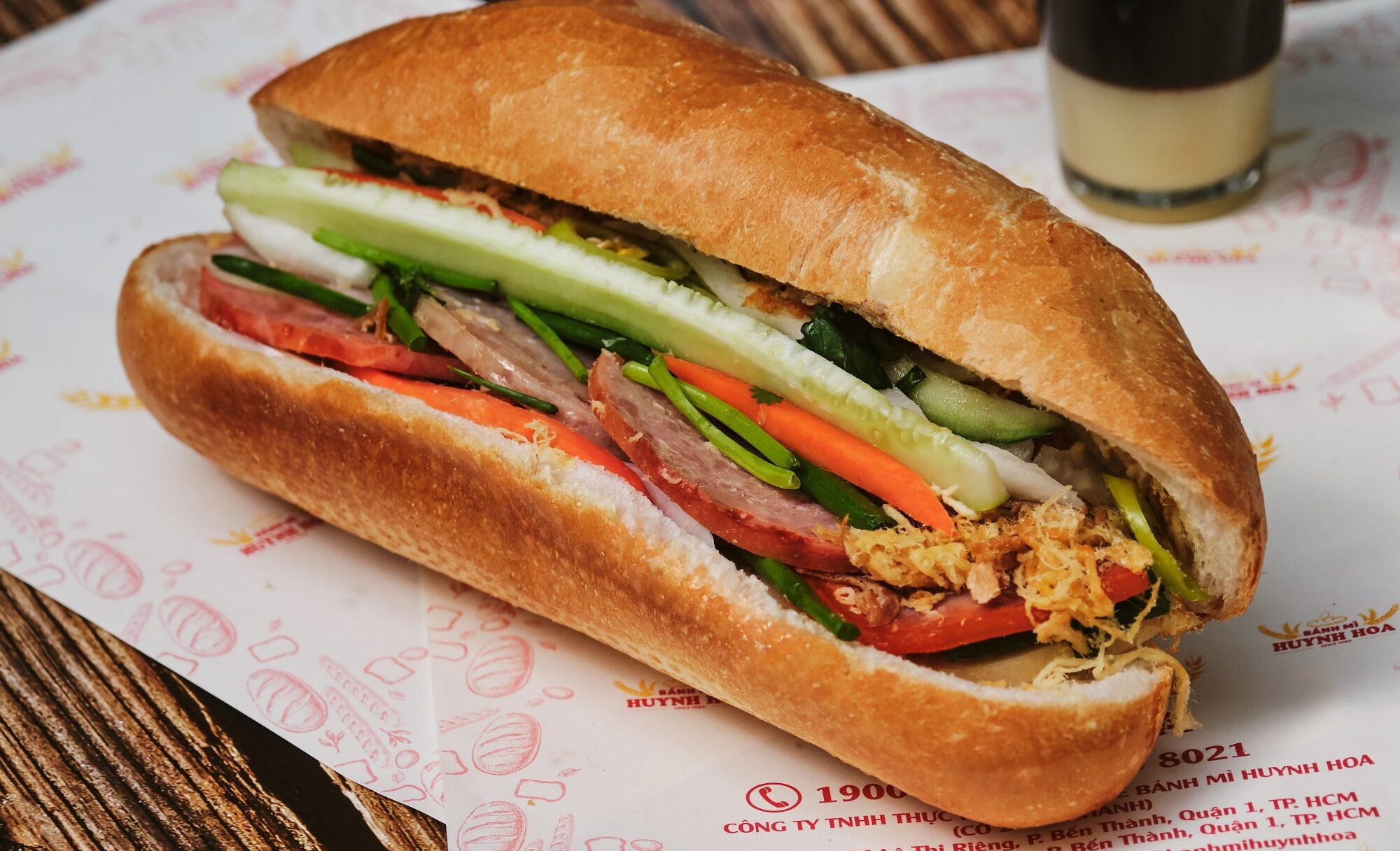 Khung cảnh đông đúc tại tiệm bánh mì Huỳnh Hoa, minh chứng cho sự nổi tiếng