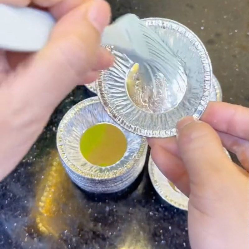 Khuôn bánh được phết bơ sẵn sàng cho việc nướng bánh phô mai dẻo