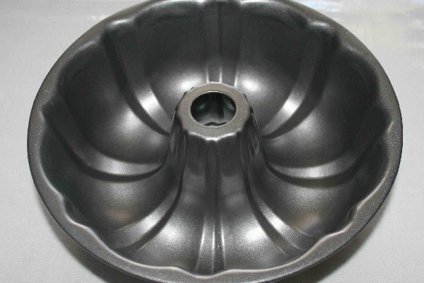 Khuôn nướng chuyên dụng để làm bánh bò rễ tre, cần làm nóng trước khi đổ bột
