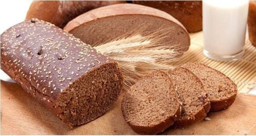 Kiểm soát đường huyết khi ăn bánh mì đen và tránh tác hại không mong muốn