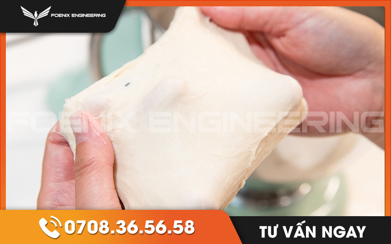 Kiểm tra bột bánh mì đặc ruột đạt chuẩn bằng cách kéo mỏng không rách để đảm bảo độ đàn hồi