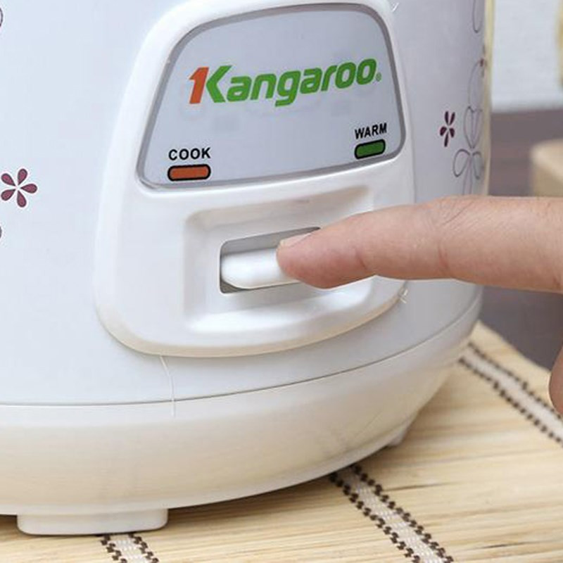 Kiểm tra độ chín của bánh bông lan cà phê bằng que tăm