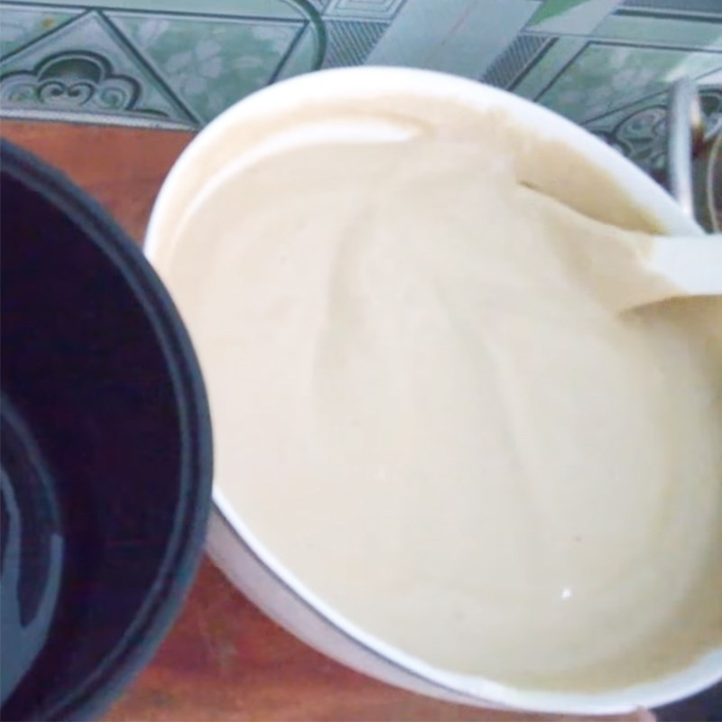 Kỹ thuật fold nhẹ nhàng để hòa quyện bột và lòng trắng trứng