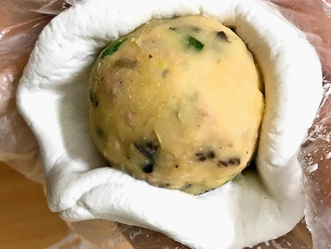 Kỹ thuật nặn bánh ít trần nhân mặn tròn đều