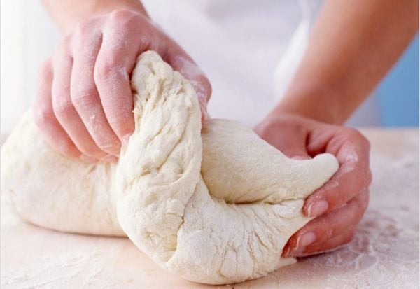 Kỹ thuật nhào bột tạo độ dai cho vỏ bánh mì que