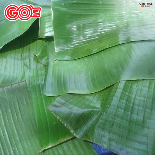 Lá chuối xanh tươi và lạt tre đã chuẩn bị sẵn sàng để gói bánh tét