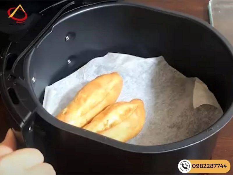 Làm bánh mì bơ mật ong bằng nồi chiên không dầu
