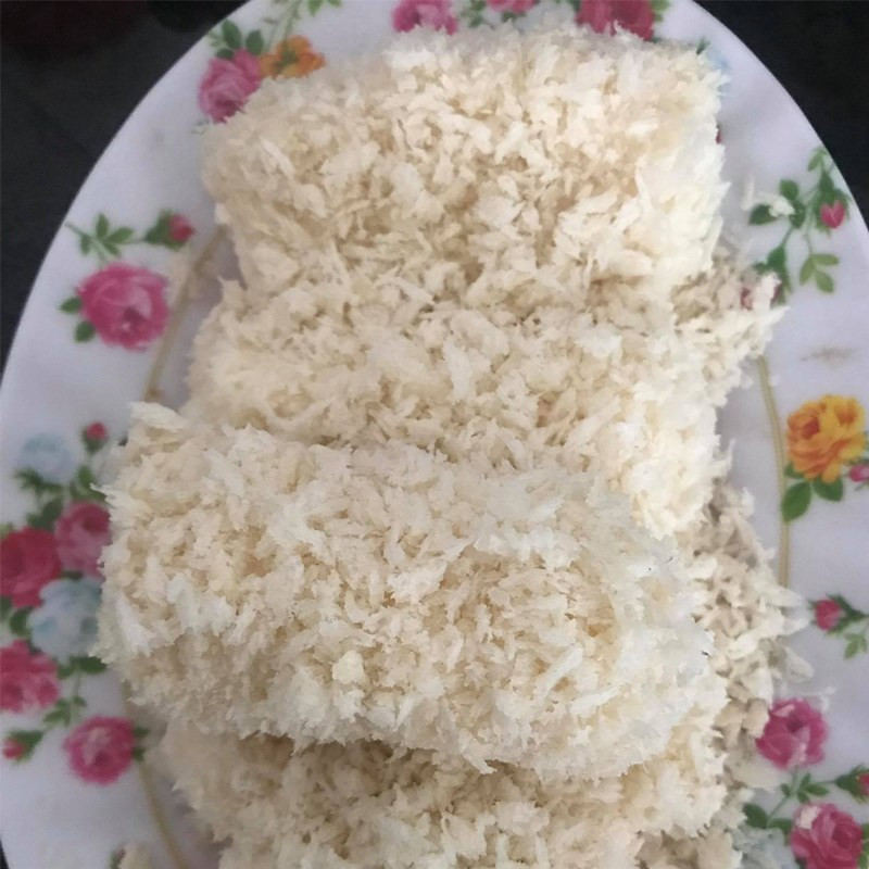 Lăn bánh sữa tươi qua các lớp bột chiên