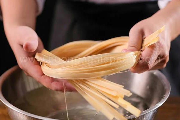 Lạt tre dùng để gói bánh chưng