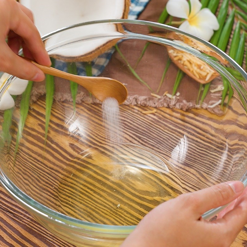 Lòng trắng trứng đã được đánh bông cứng với đường và chanh, tạo thành chóp dẻo, sẵn sàng để trộn vào hỗn hợp bột bánh kem trứng dừa nướng.