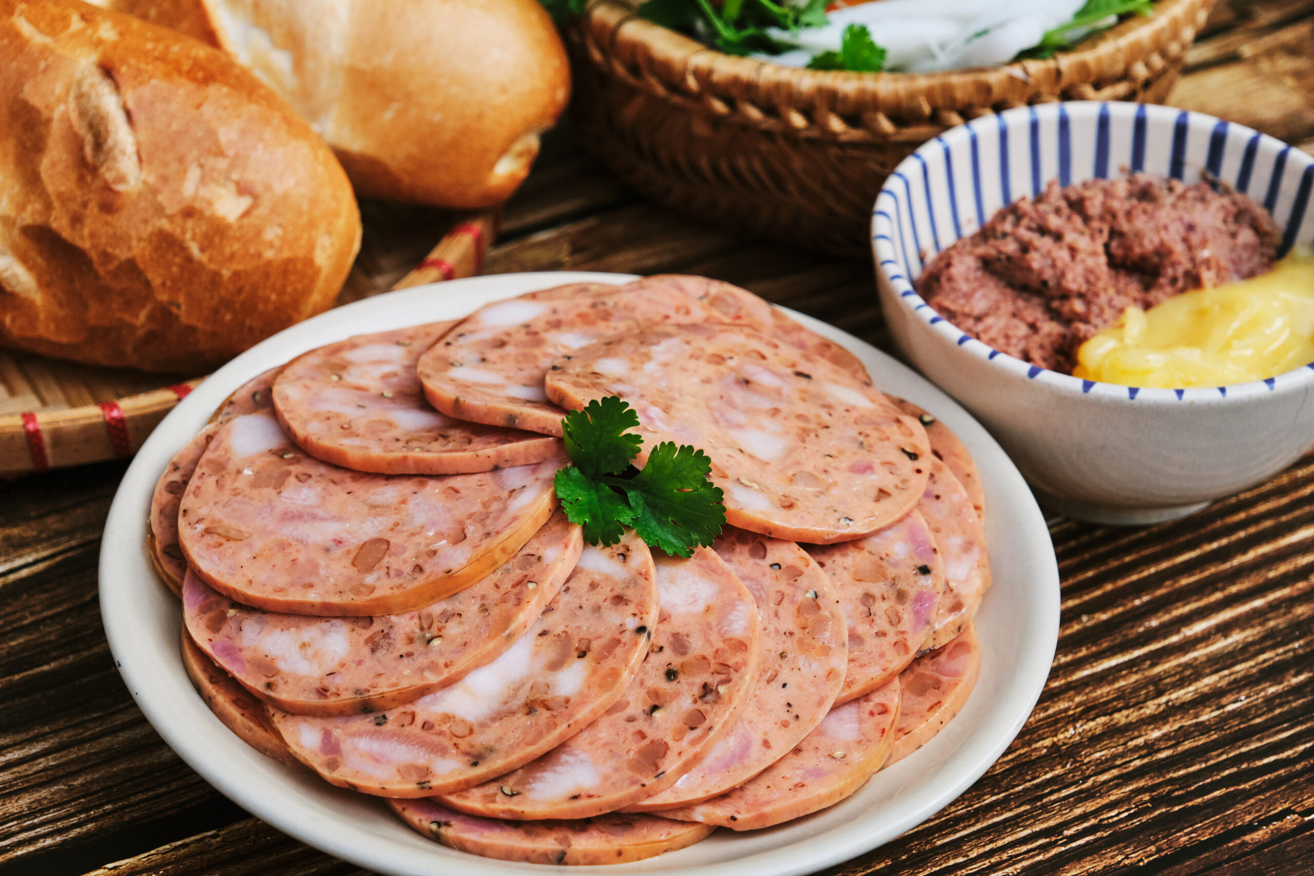 Lớp pate mịn màng và bơ vàng óng, bí quyết hương vị bánh mì Huỳnh Hoa