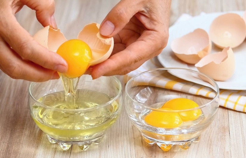 Lược trứng gà để chuẩn bị làm bánh bò thốt nốt rễ tre mịn màng