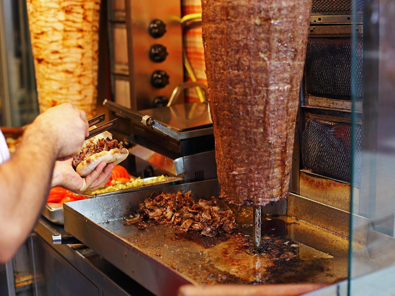 Lượng calo trong bánh mì Thổ Nhĩ Kỳ có thể dao động đáng kể tùy thuộc vào nhiều yếu tố khác nhau