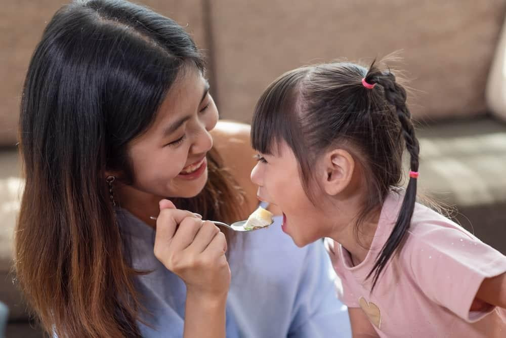 Lưu ý khi cho bé ăn dặm với bánh flan