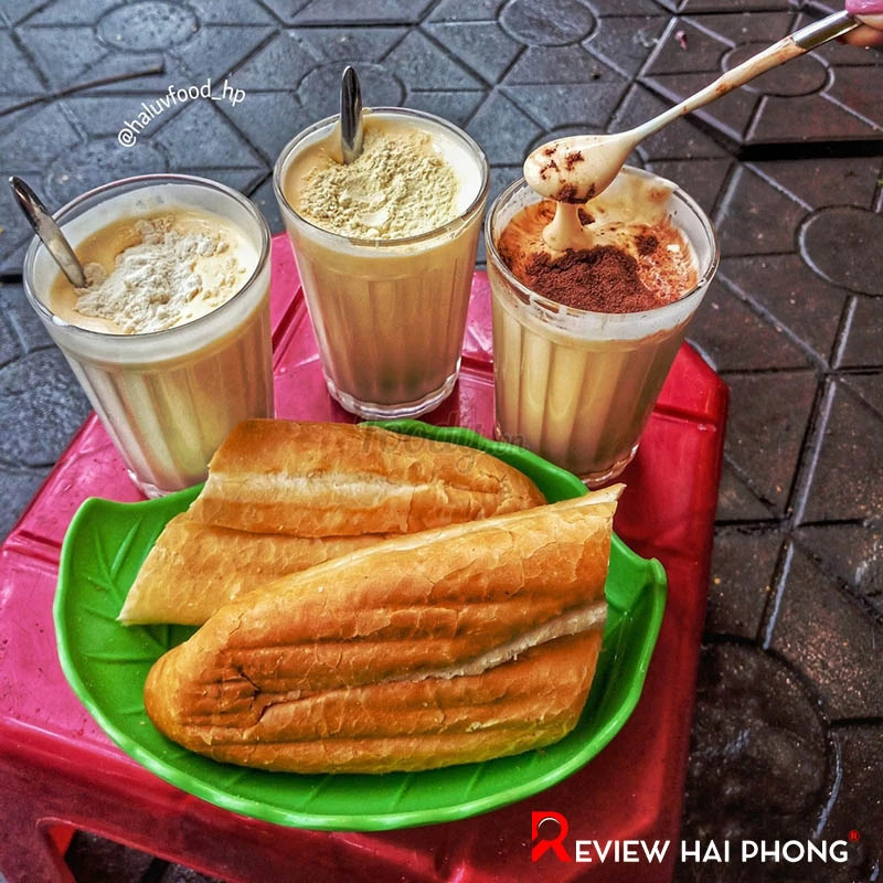 Ly kem trứng vàng óng sánh mịn cùng bánh mì giòn tan tại quán Lê Lợi, đặc sản bánh mì kem trứng Hải Phòng