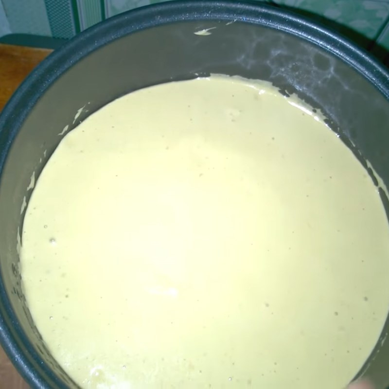 Mặt bánh bông lan cà phê bắt đầu chín vàng trong nồi