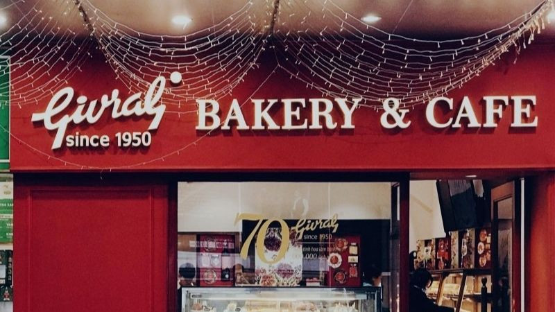 Mặt tiền cửa hàng Givral với kiến trúc cổ điển, một tiệm bánh kem quận 7 có lịch sử lâu đời