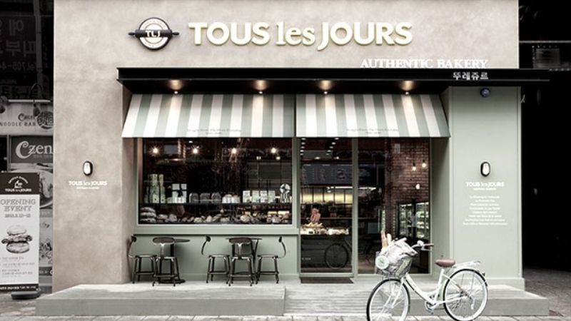 Mặt tiền cửa hàng TOUS les JOURS - Panorama sang trọng, một tiệm bánh kem quận 7 nổi tiếng
