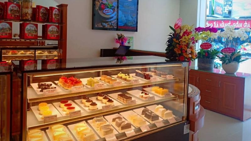 Mặt tiền Happy Bakery với màu sắc tươi sáng, một tiệm bánh kem quận 7 mang lại niềm vui