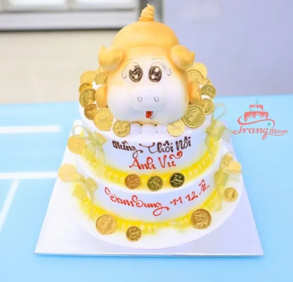 Mẫu bánh kem 2 tầng hình chú heo dễ thương cho bé trai tròn 1 tuổi