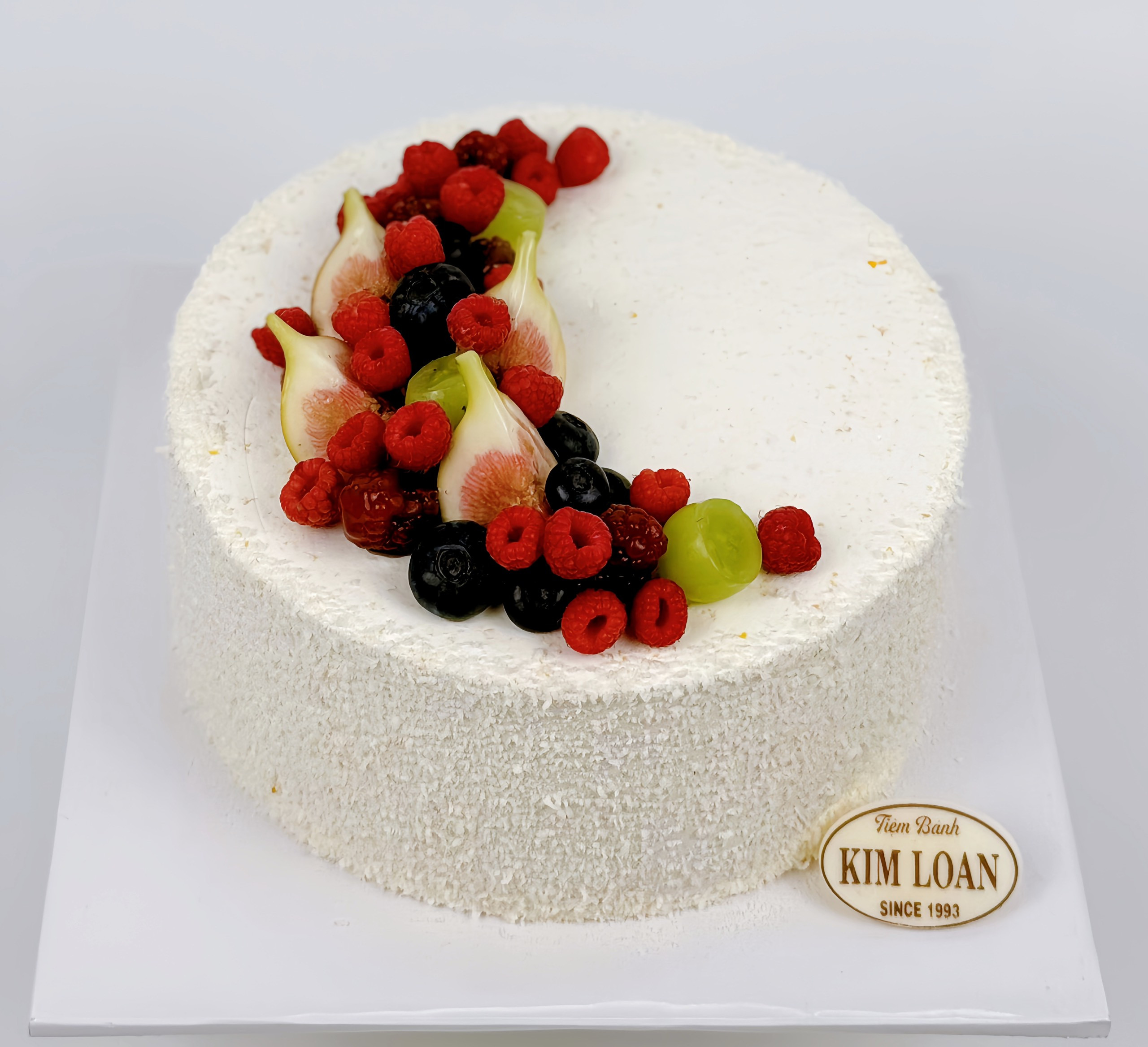 Mẫu bánh kem bắp trang trí tinh tế với hạt bắp và trái cherry