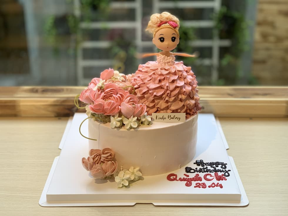 Mẫu bánh kem công chúa đáng yêu cho bé gái