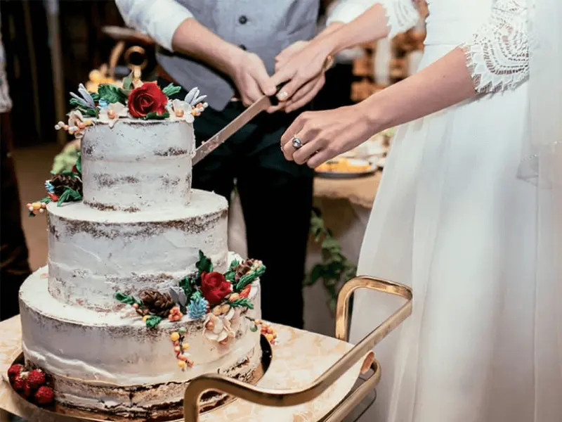 Mẫu bánh kem đám cưới ba tầng thanh lịch với trang trí hoa tươi tinh tế