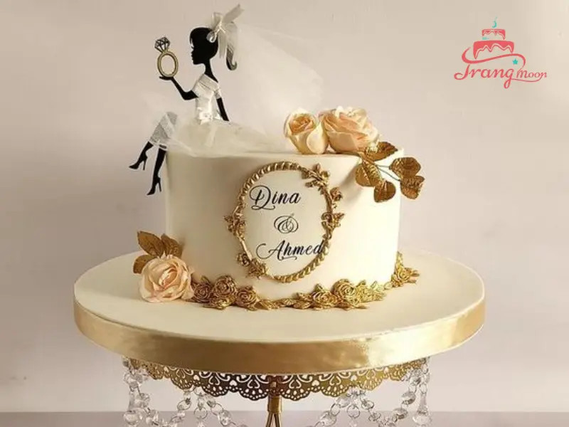 Mẫu bánh kem đám cưới một tầng đơn giản nhưng sang trọng với hoa tươi