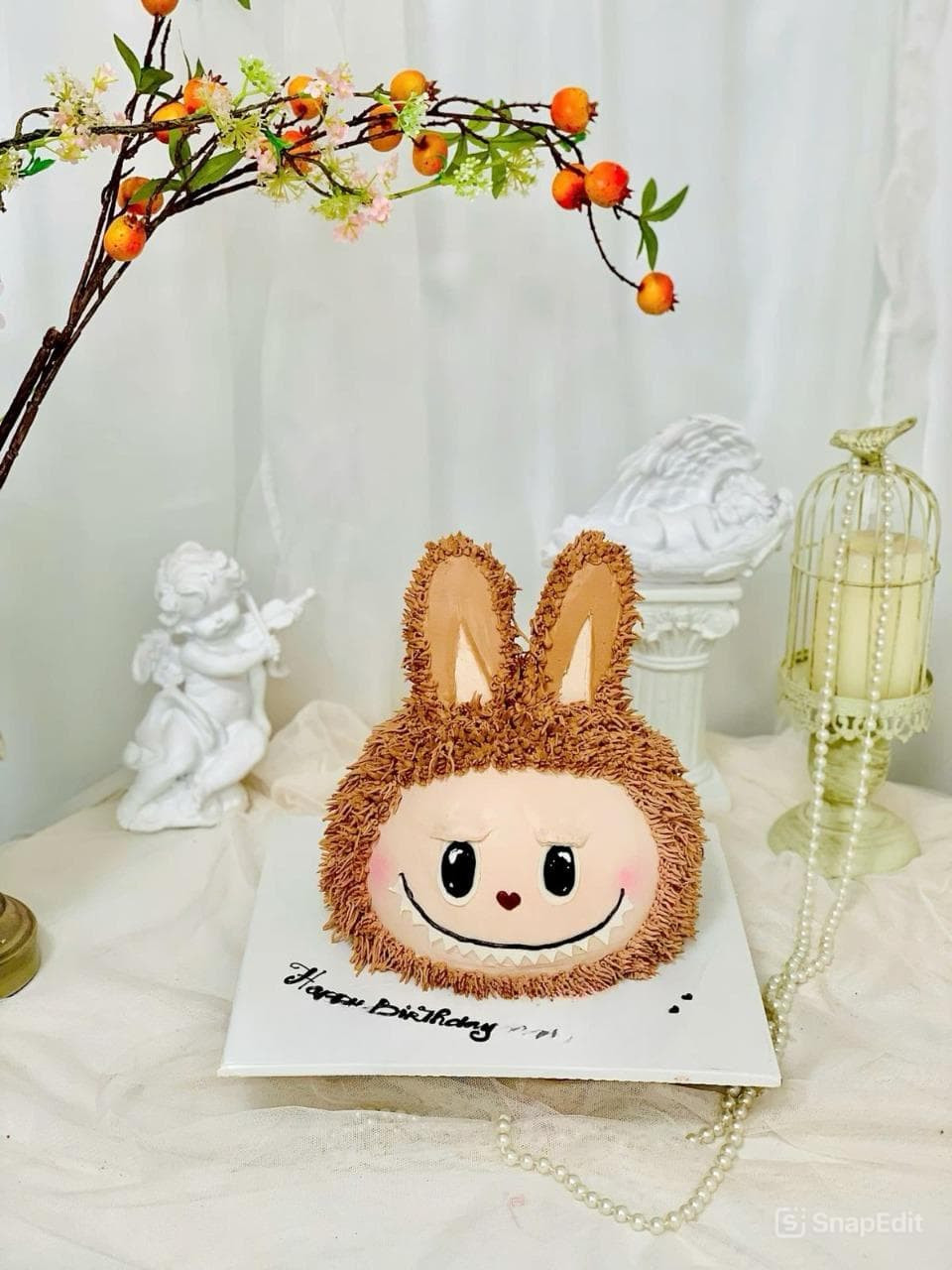 Mẫu bánh kem hình Labubu đơn giản nhưng tinh tế với màu sắc tươi sáng, dễ thương