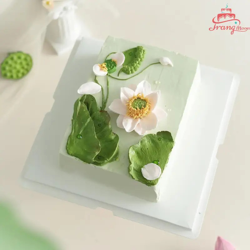 Mẫu bánh kem sinh nhật đẹp cho nữ đơn giản với tông màu trắng trang nhã, điểm xuyết trái cây tươi.