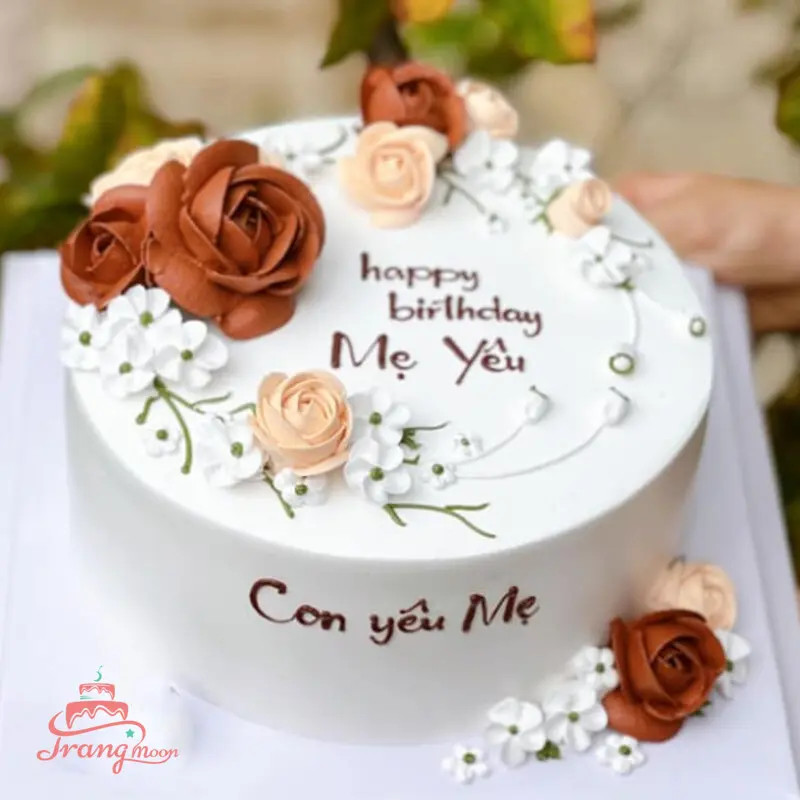 Mẫu bánh kem sinh nhật hiện đại, đơn giản cho mẹ với tông màu trắng tinh khôi