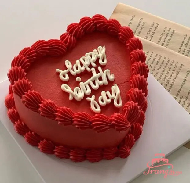 Mẫu bánh kem tặng vợ màu đỏ rực rỡ, tượng trưng cho tình yêu nồng cháy và đam mê.