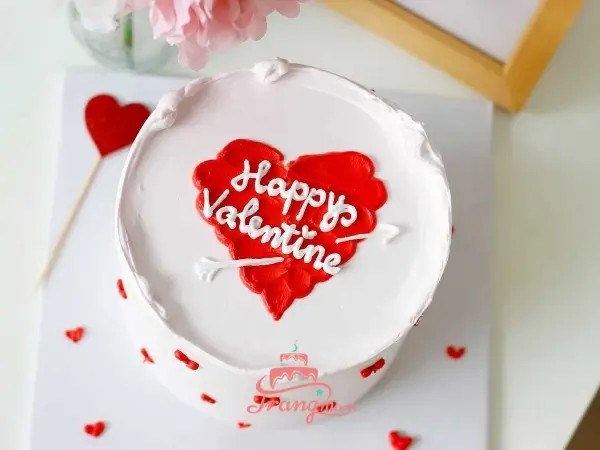 Mẫu bánh kem trái tim đẹp tone đỏ ấm áp và ngọt ngào