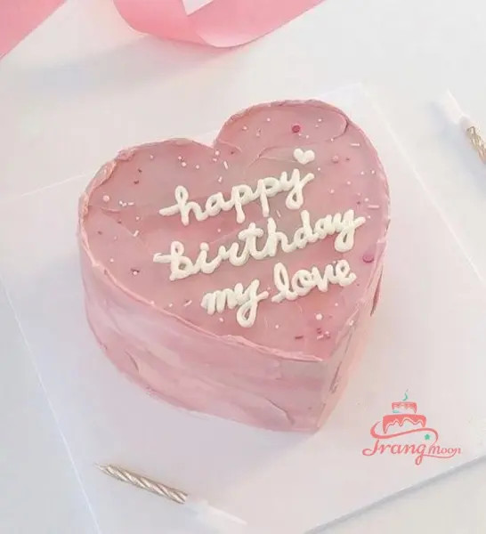 Mẫu bánh kem trái tim đơn giản Hàn Quốc, họa tiết chấm bi nhẹ nhàng.