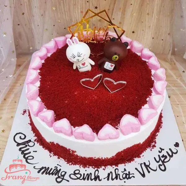 Mẫu bánh kem tròn màu đỏ với hình hoạt hình ngộ nghĩnh, phù hợp làm quà tặng vợ vui tính.