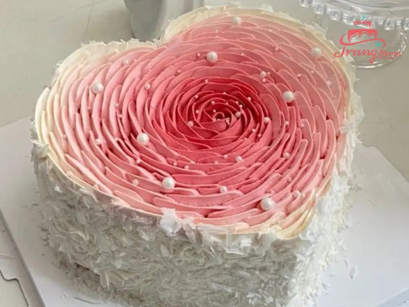 mẫu bánh kem valentine hình trái tim màu hồng nhạt, trang trí trái cây tươi