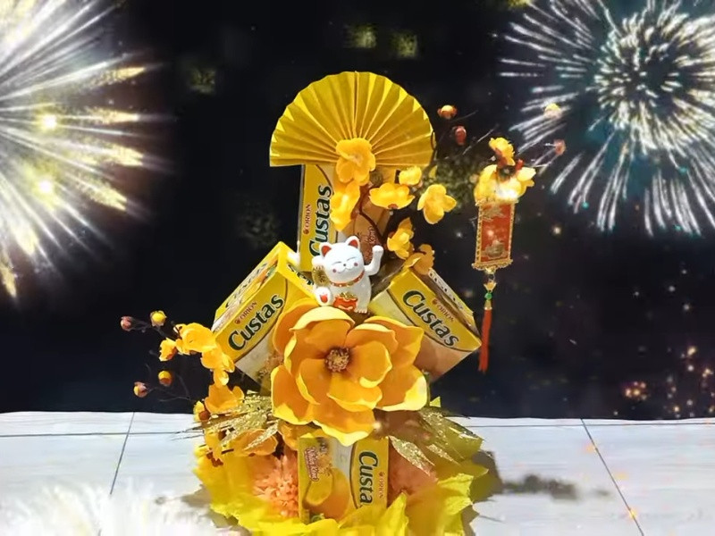 Mẫu tháp bánh Custas màu vàng rực rỡ kết hợp hoa mai, mang đậm không khí Tết.