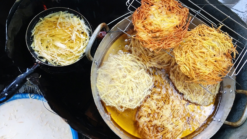 Mẹo chiên bánh khoai lang giòn rụm, bắt mắt