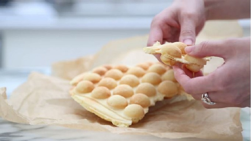 Miếng bánh trứng gà non nóng hổi, thơm lừng mùi vani và trứng, mềm xốp hấp dẫn