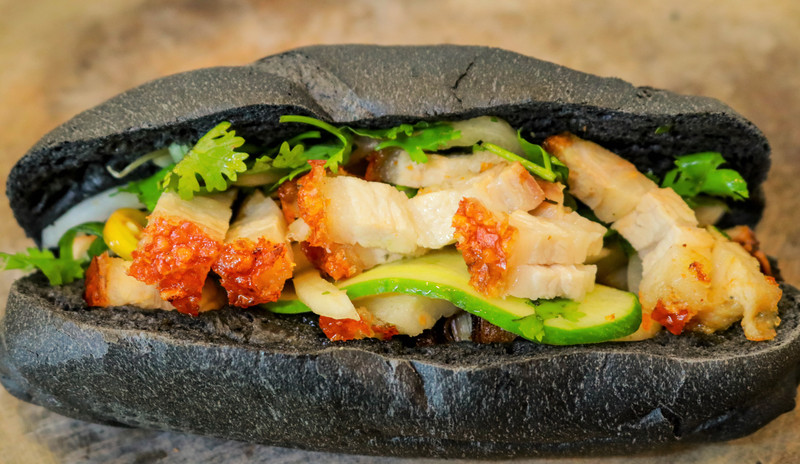 Minh họa một ổ bánh mì heo quay, phân tích lượng calo chi tiết