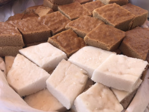 Món bánh bò Cao Bằng sữa béo ngậy với màu sắc tự nhiên từ than tre
