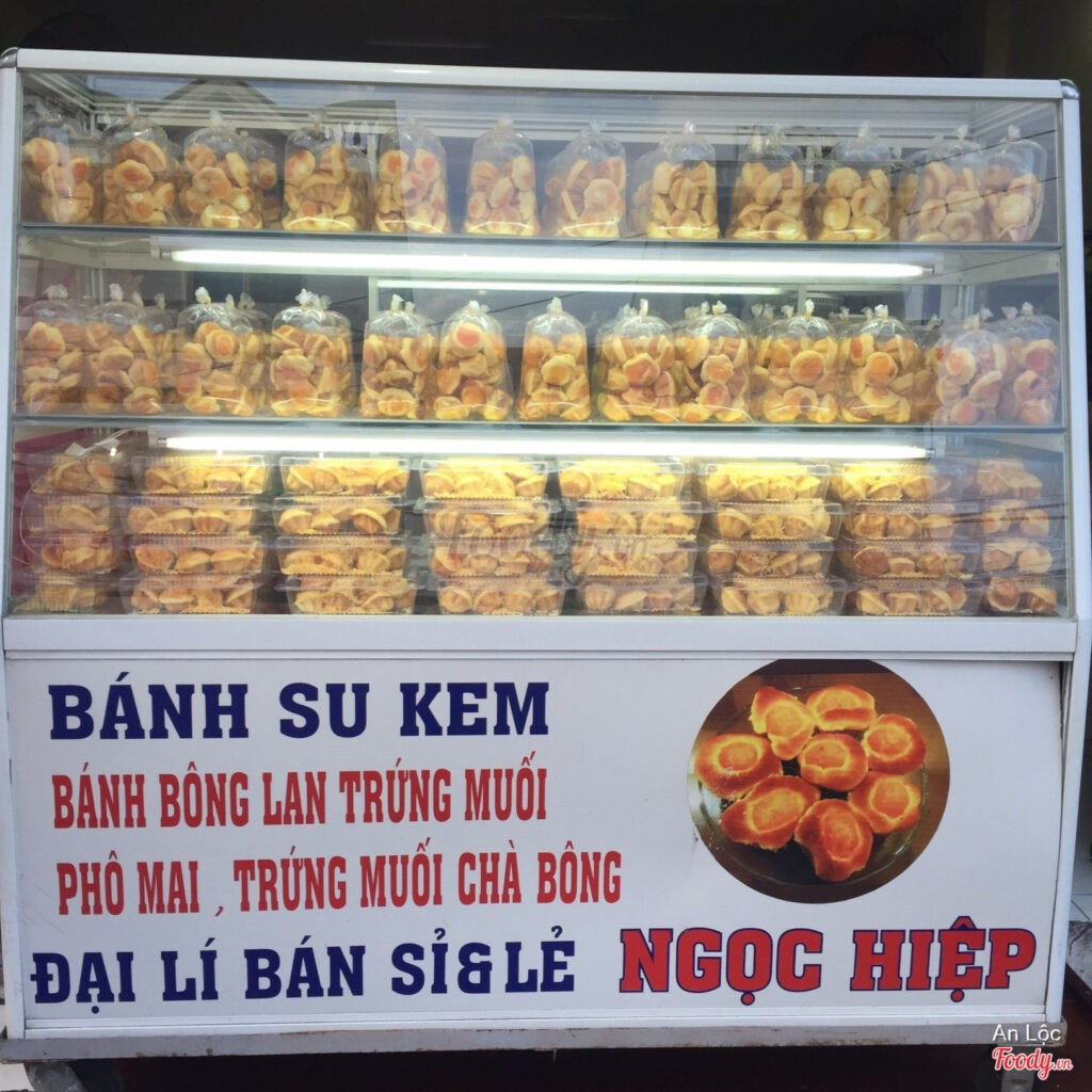 Món bánh bông lan trứng muối truyền thống nóng hổi, thơm lừng từ lò than thủ công