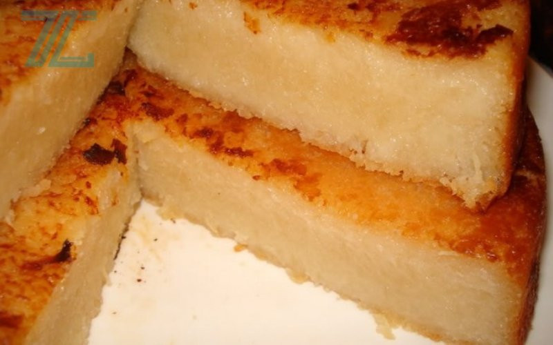 Món bánh khoai mì nướng truyền thống với lớp vỏ vàng ươm hấp dẫn.