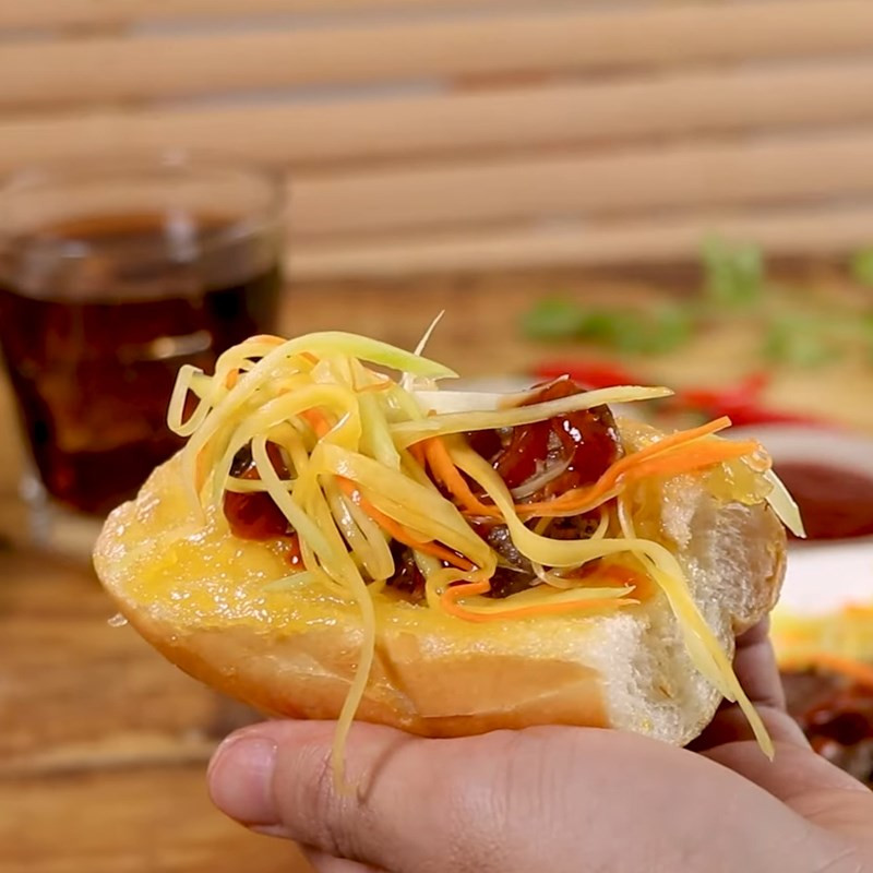 Món bánh mì bò nướng Campuchia đã hoàn thành, sẵn sàng để thưởng thức