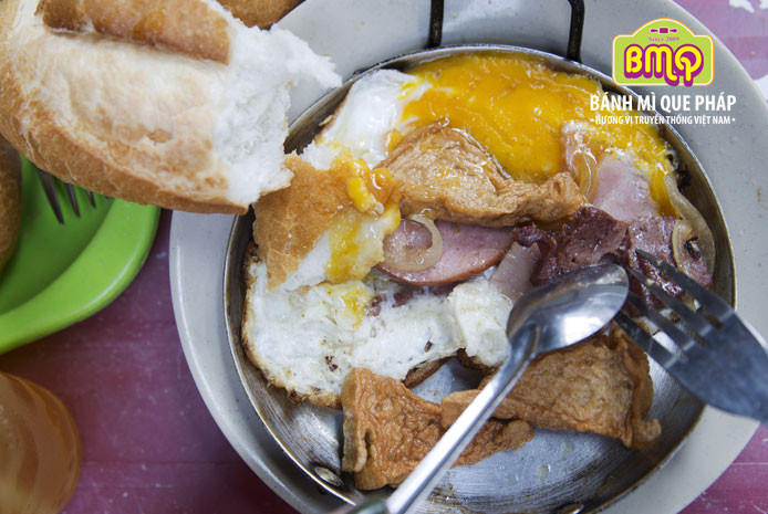 Món bánh mì chảo pate nóng hổi, chuẩn vị vừa chế biến xong